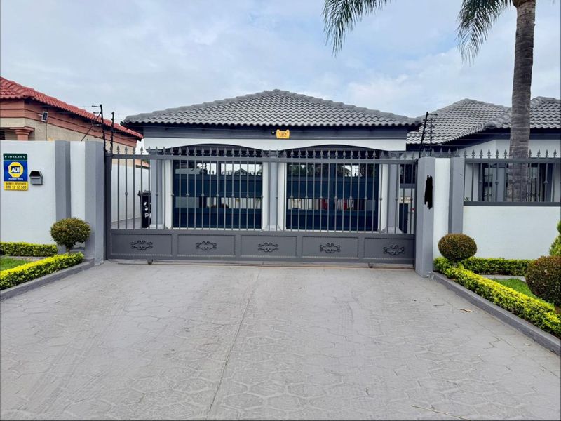 Beautiful Three-Bedroom Family Home in Chantelle with Self-Contained Cottage - Photo 2