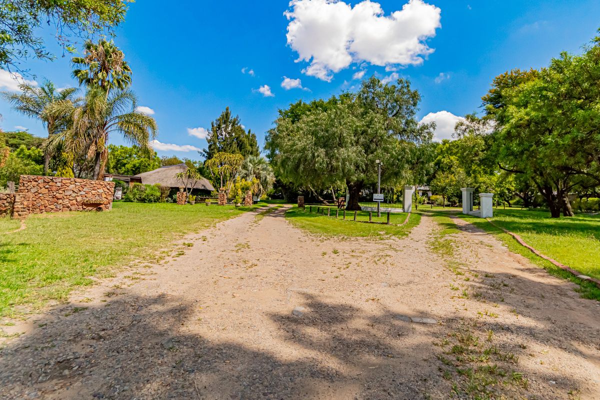 Prime Income-Generating property with excellent main road visibility. - Photo 3