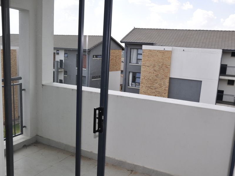 Modern Living Meets Prime Location in Amberfield City - Photo 8