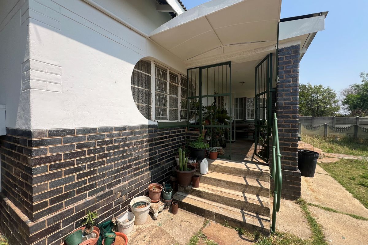 Charming 3-bedroom house with flatlet for sale in Freemanville, Klerksdorp - Perfect for investment! - Photo 3