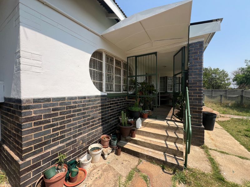 Charming 3-bedroom house with flatlet for sale in Freemanville, Klerksdorp - Perfect for investment! - Photo 3