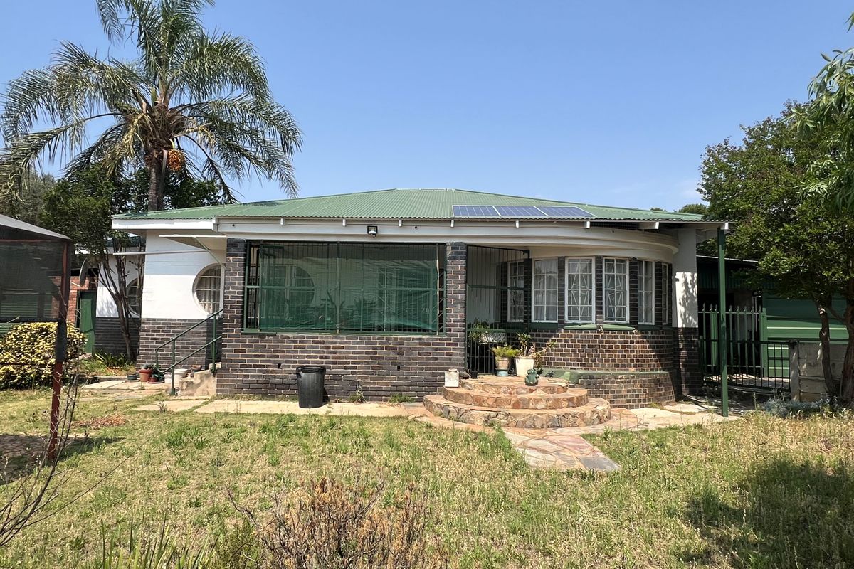Charming 3-bedroom house with flatlet for sale in Freemanville, Klerksdorp - Perfect for investment! - Photo 2