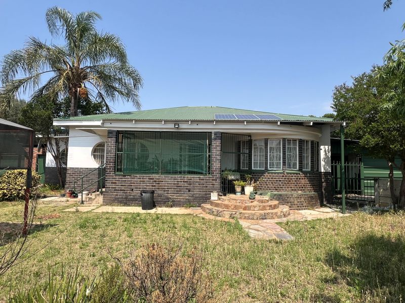 Charming 3-bedroom house with flatlet for sale in Freemanville, Klerksdorp - Perfect for investment! - Photo 2