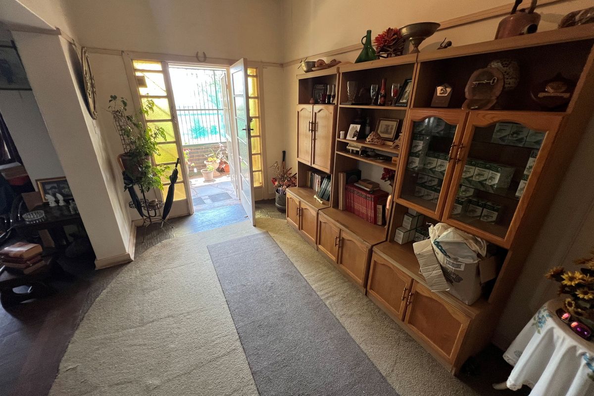 Charming 3-bedroom house with flatlet for sale in Freemanville, Klerksdorp - Perfect for investment! - Photo 5