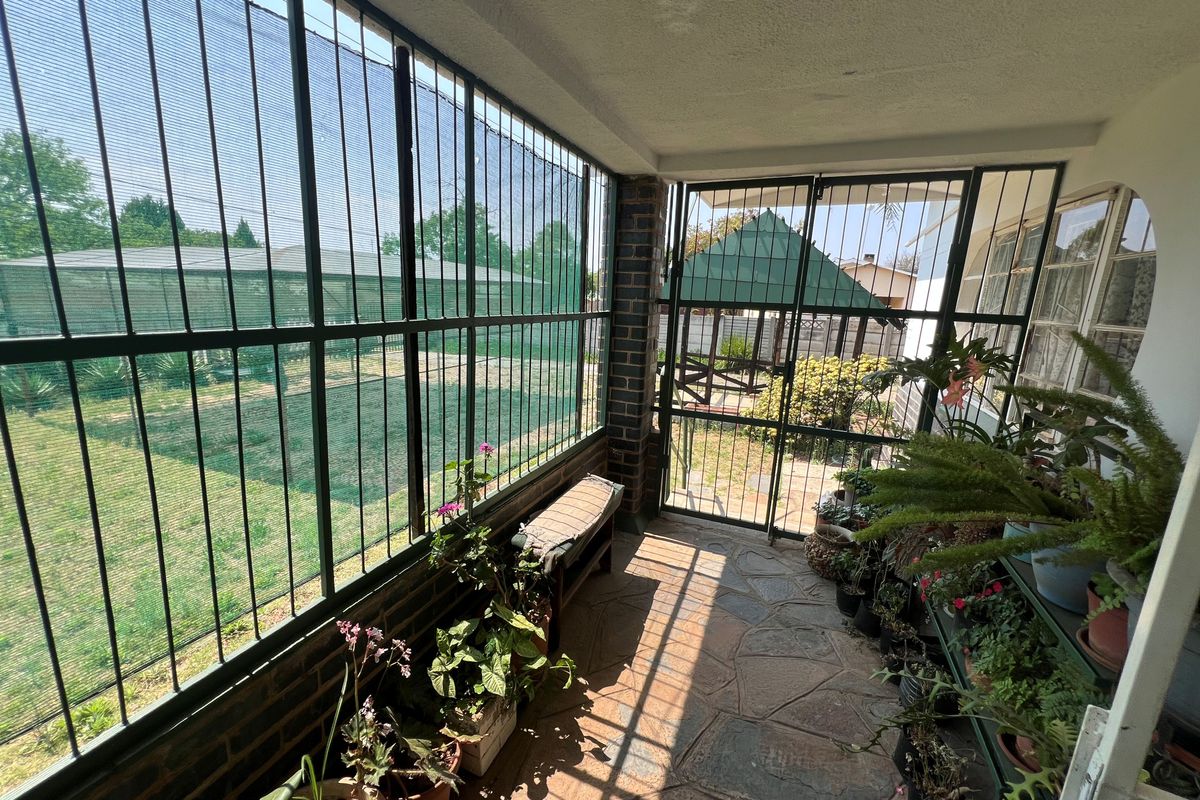 Charming 3-bedroom house with flatlet for sale in Freemanville, Klerksdorp - Perfect for investment! - Photo 4