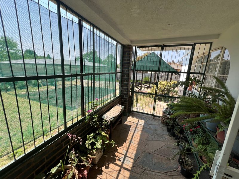 Charming 3-bedroom house with flatlet for sale in Freemanville, Klerksdorp - Perfect for investment! - Photo 4