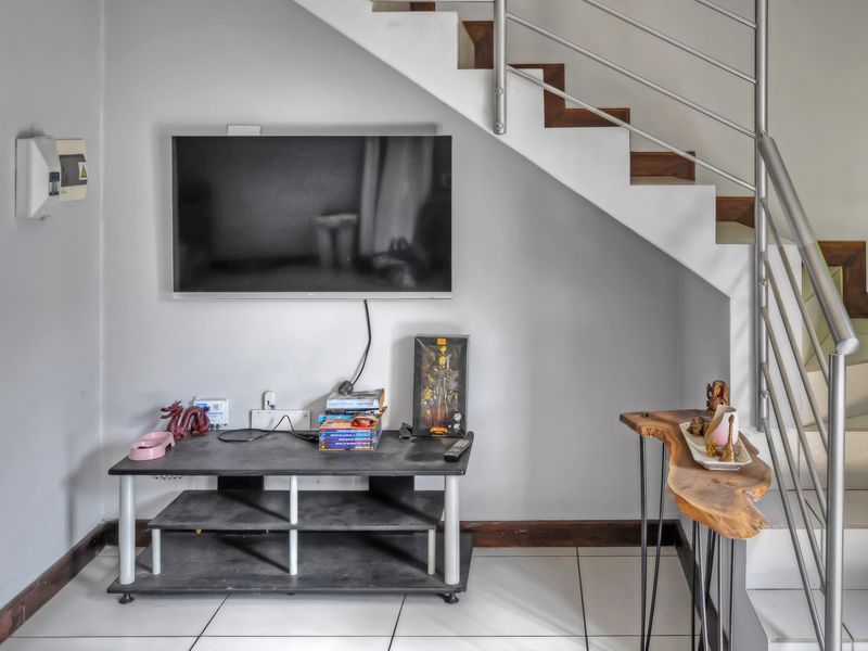 FASTEST SELLER: Stylish 2-Bed Duplex in Dekko Heights! - Photo 6