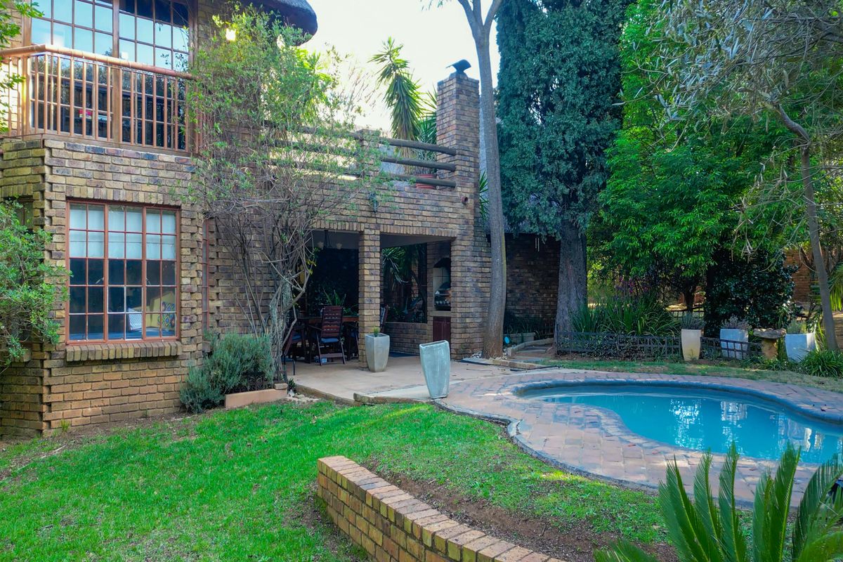 One property, Two Charming Homes, great for future investment. - Photo 5