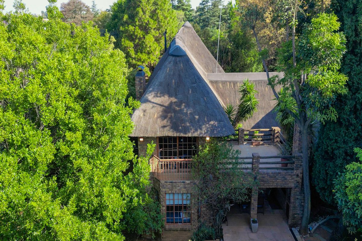 One property, Two Charming Homes, great for future investment. - Photo 3