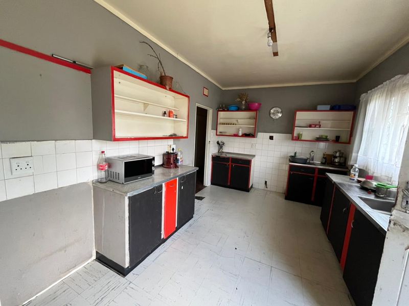 Spacious Grootvlei Gem – Family Home with Flat and Expansive Yard! - Photo 2