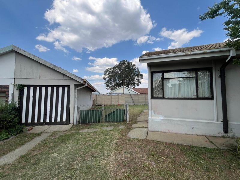 Spacious Grootvlei Gem – Family Home with Flat and Expansive Yard! - Photo 7