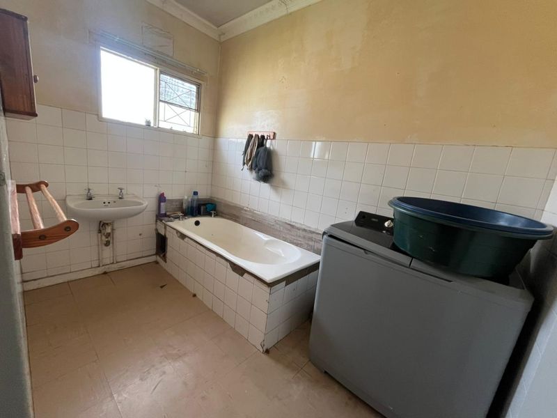 Spacious Grootvlei Gem – Family Home with Flat and Expansive Yard! - Photo 6