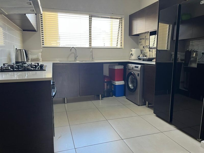 Modern 2-Bed Apartment for Sale in Kyalami Hills, Midrand – Prime Investment Opportunity - Photo 4