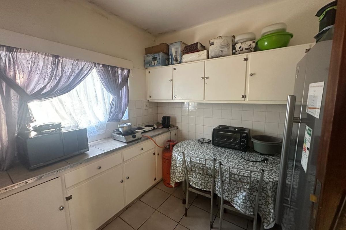 Neat & Spacious 3-Bedroom Flat in Southernwood with Garage - Photo 4