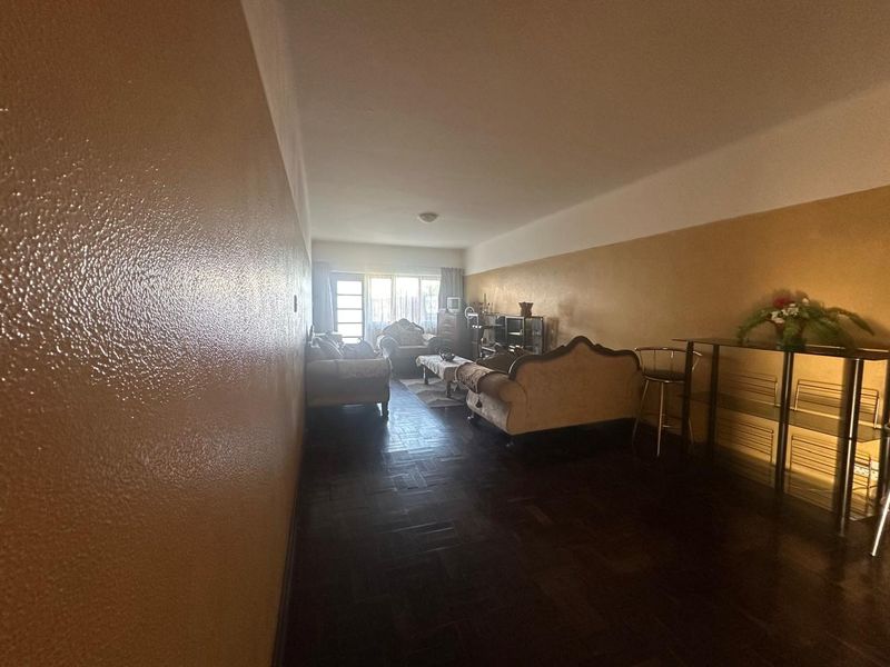 Neat & Spacious 3-Bedroom Flat in Southernwood with Garage - Photo 3