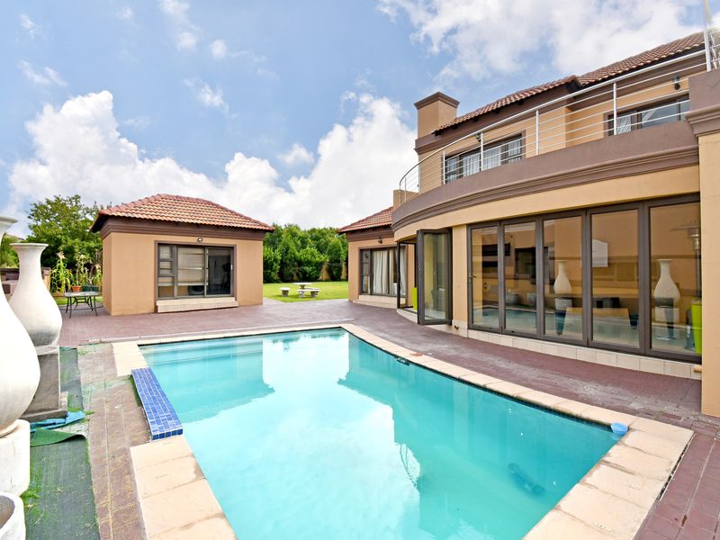 Fully Furnished Five-Star Living with Cinema, Pool & Greenbelt Views - Photo 2