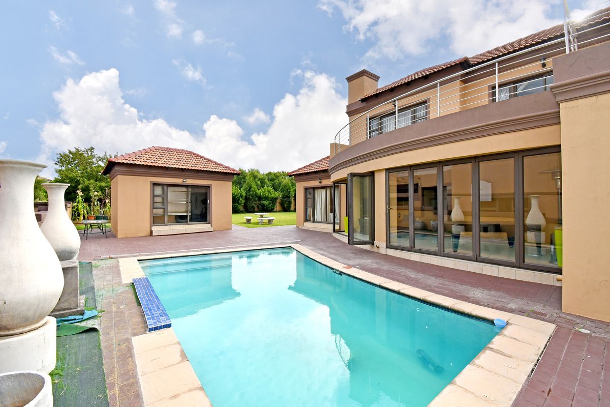 Fully Furnished Five-Star Living with Cinema, Pool & Greenbelt Views - Photo 2