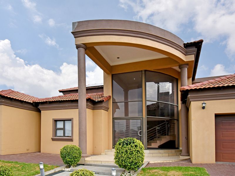 Fully Furnished Five-Star Living with Cinema, Pool & Greenbelt Views - Photo 3