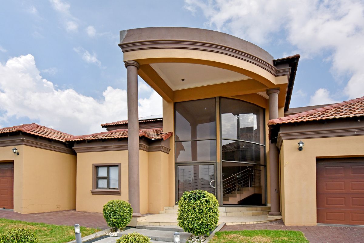 Fully Furnished Five-Star Living with Cinema, Pool & Greenbelt Views - Photo 3