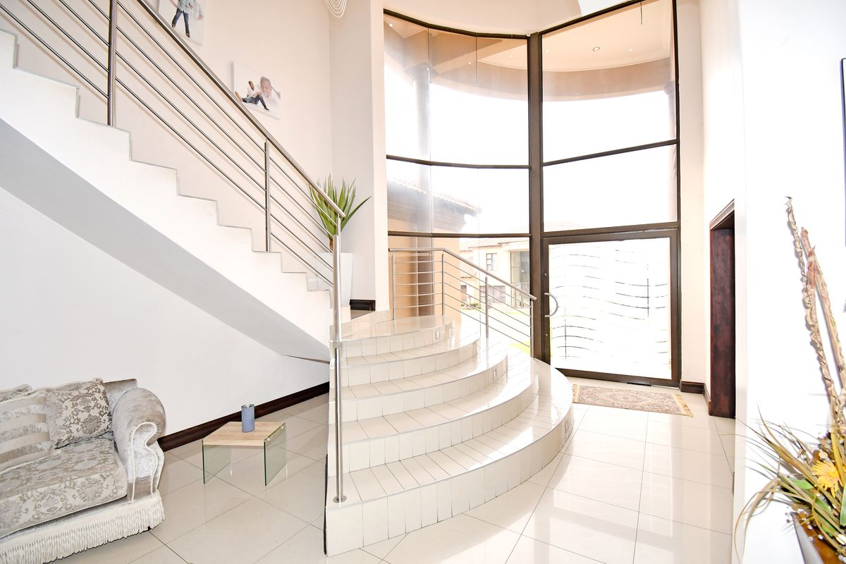 Fully Furnished Five-Star Living with Cinema, Pool & Greenbelt Views - Photo 4