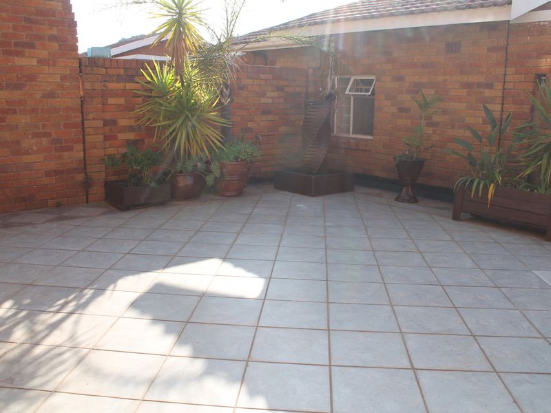 Modern Living in a Secure Bedfordview Complex - Photo 4