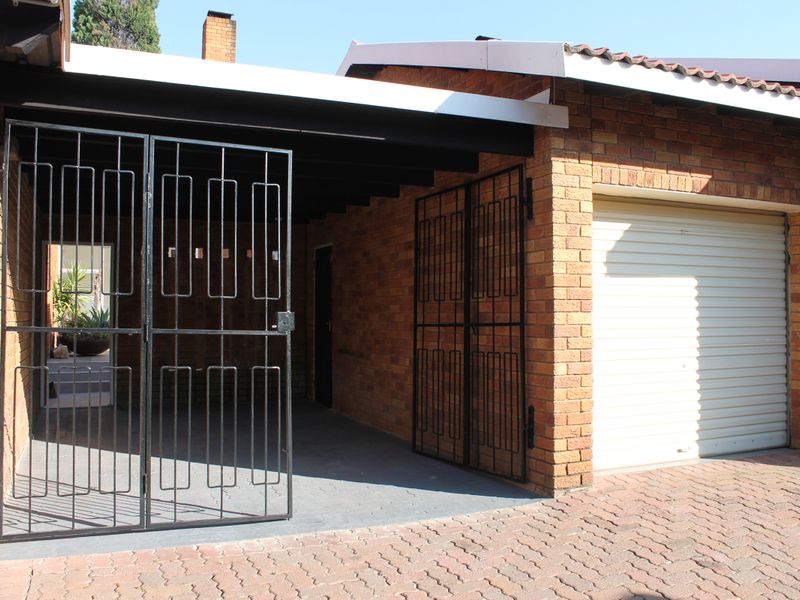 Modern Living in a Secure Bedfordview Complex - Photo 2