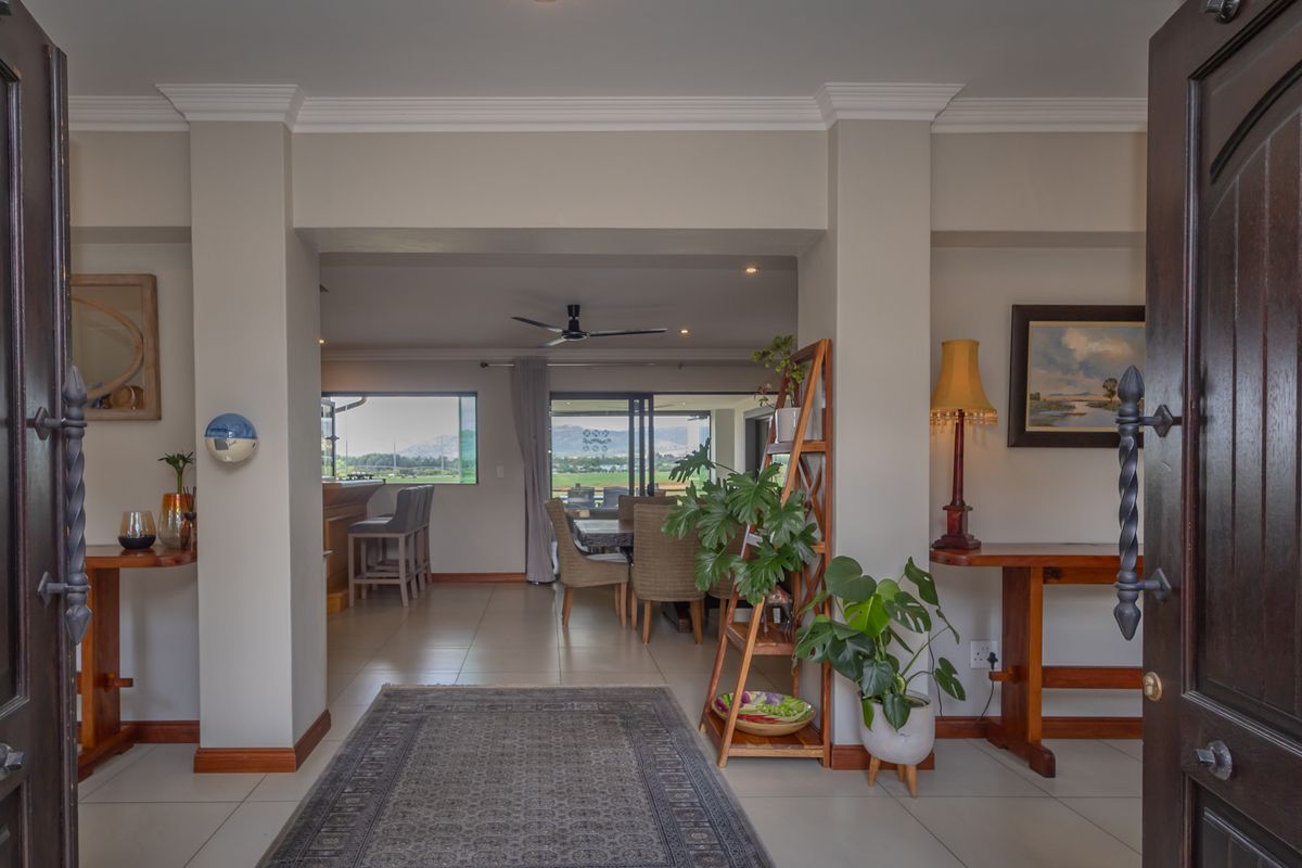 Prime Location Showcasing Luxury Living At Its Best - Photo 5