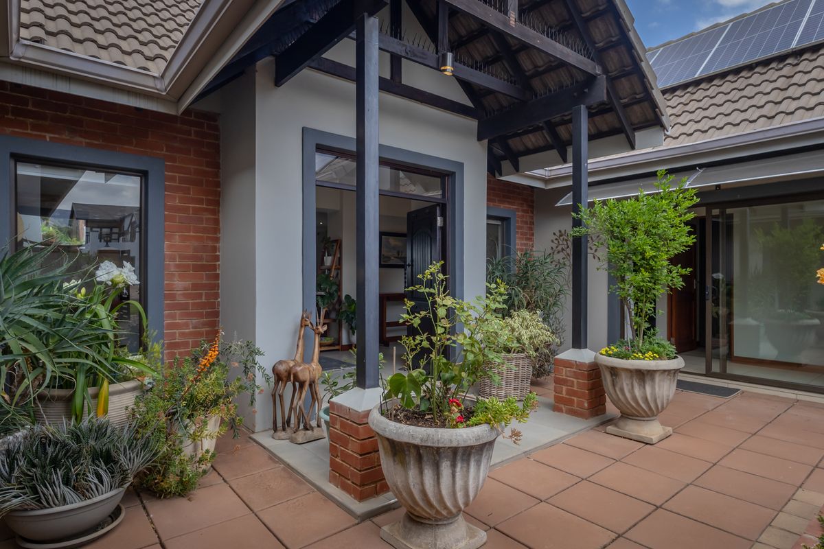 Prime Location Showcasing Luxury Living At Its Best - Photo 2