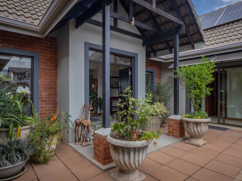 Prime Location Showcasing Luxury Living At Its Best - Photo 2