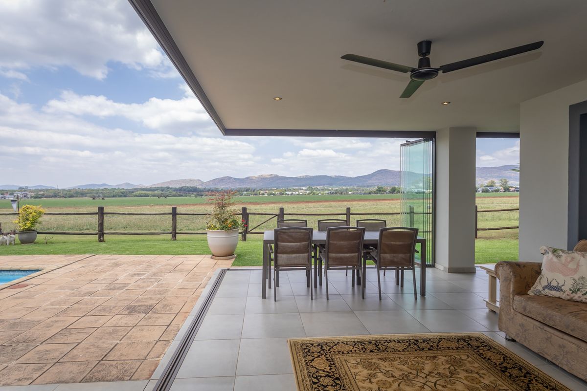Prime Location Showcasing Luxury Living At Its Best - Photo 2