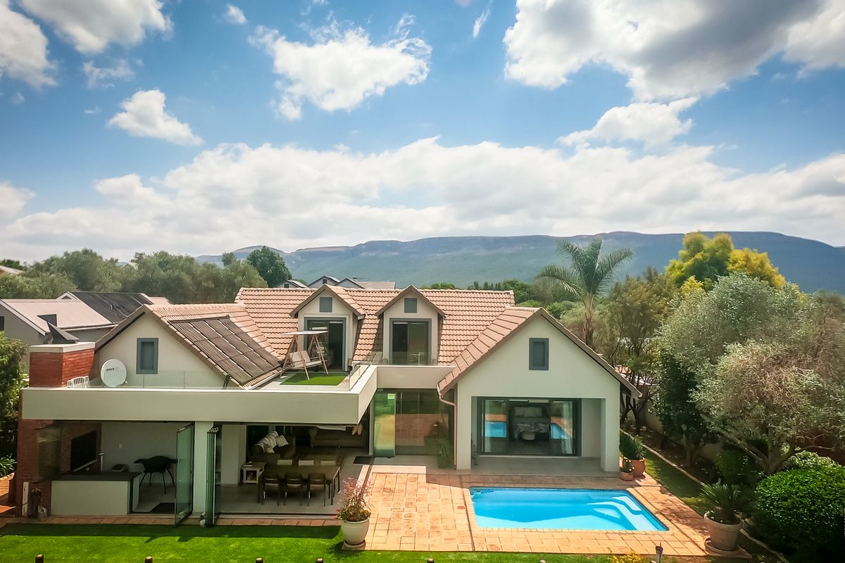 Prime Location Showcasing Luxury Living At Its Best - Photo 4