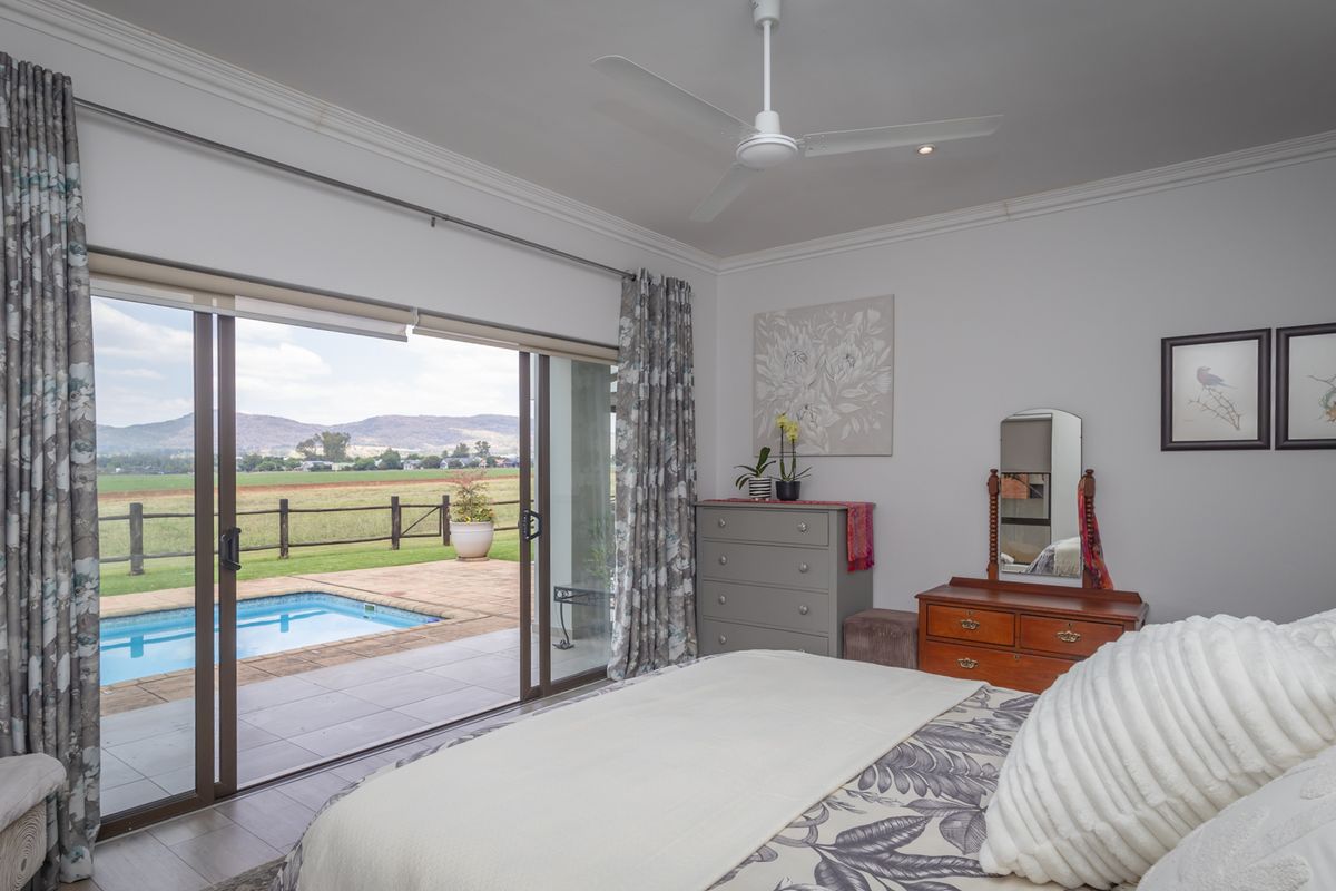 Prime Location Showcasing Luxury Living At Its Best - Photo 3