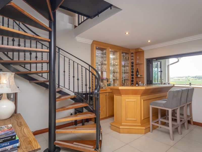 Prime Location Showcasing Luxury Living At Its Best - Photo 7