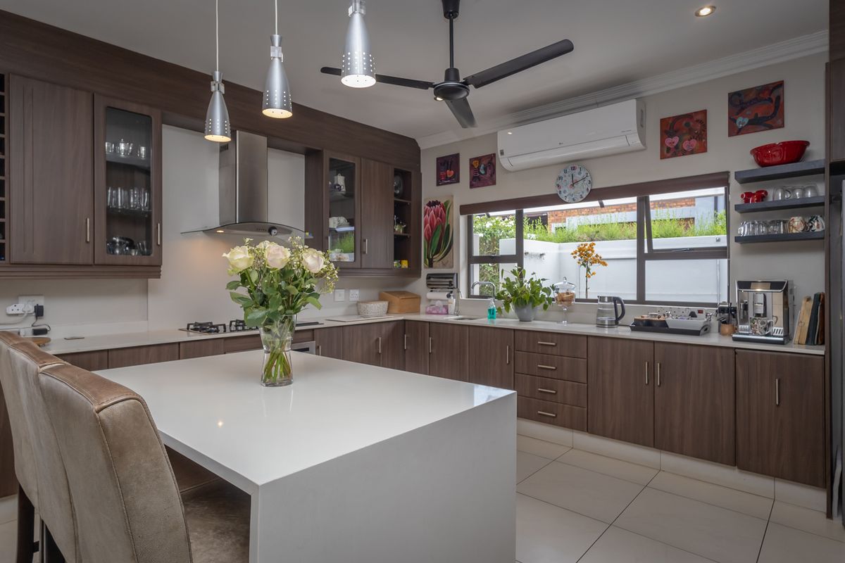 Prime Location Showcasing Luxury Living At Its Best - Photo 3