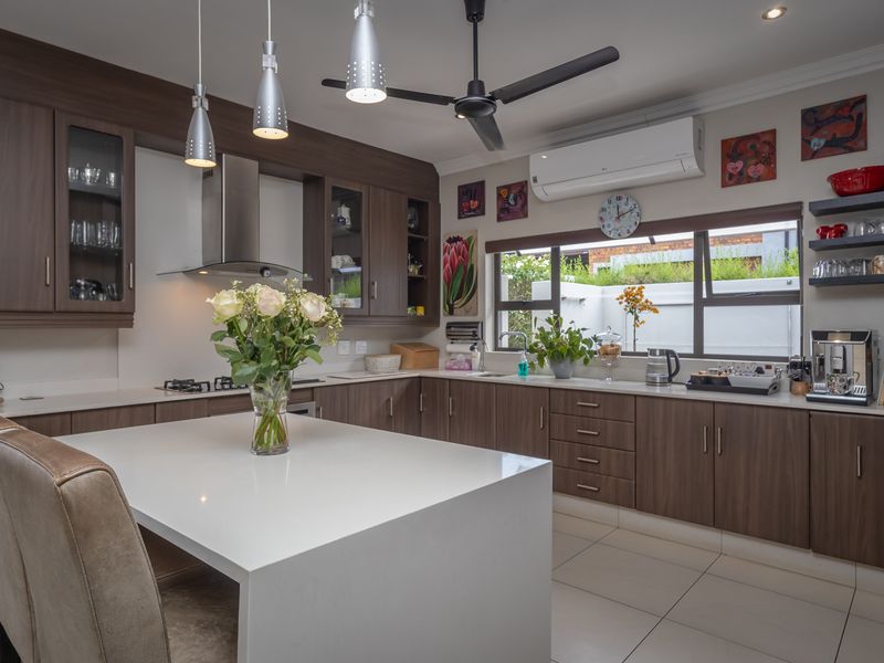Prime Location Showcasing Luxury Living At Its Best - Photo 3