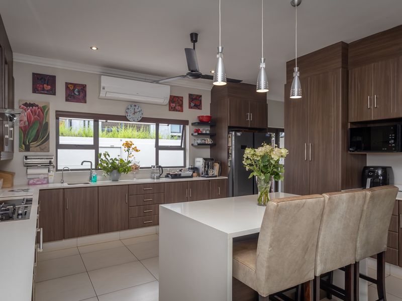 Prime Location Showcasing Luxury Living At Its Best - Photo 10