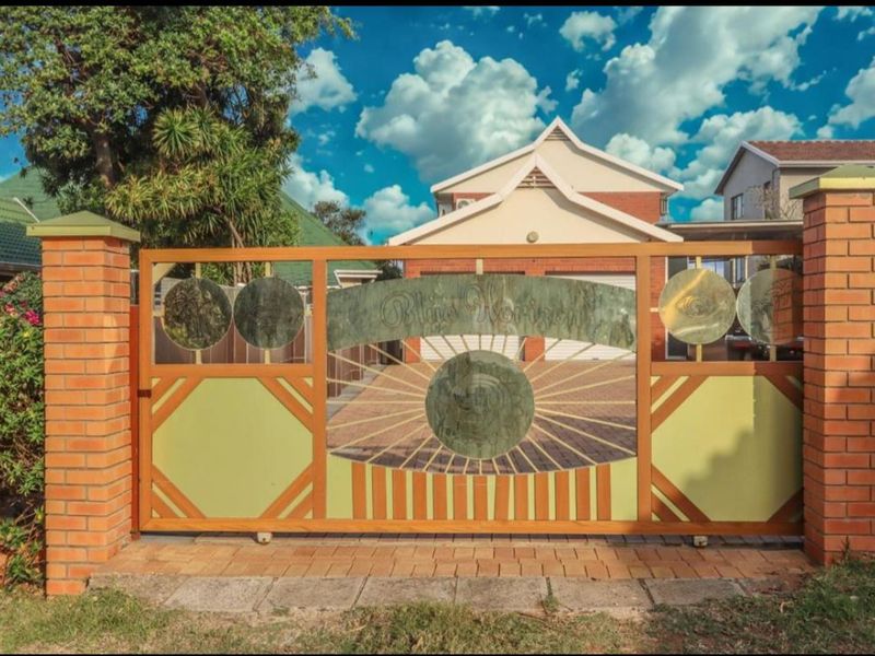 Ultra Modern Designer Home on Marine Drive "Millionaire’s Mile" - Photo 4