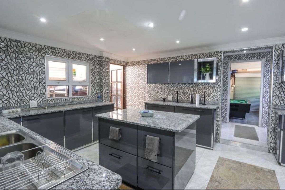 Ultra Modern Designer Home on Marine Drive "Millionaire’s Mile" - Photo 5