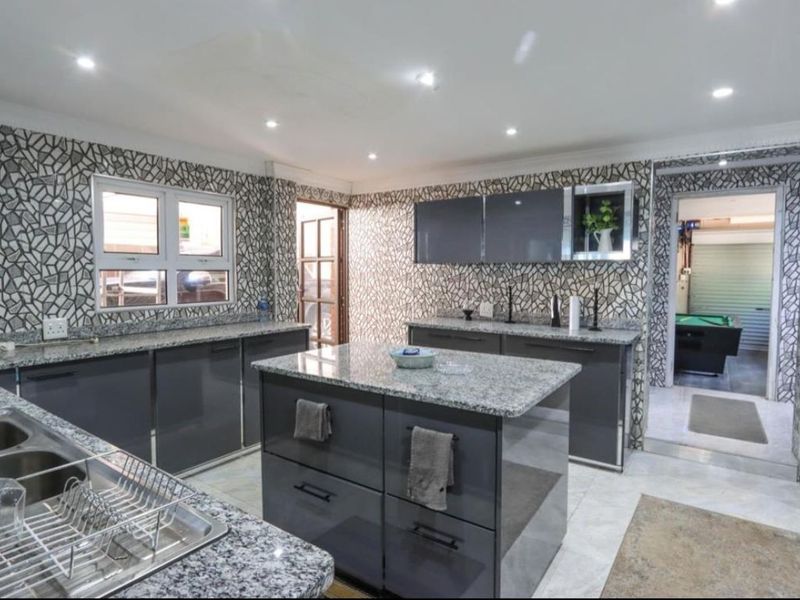 Ultra Modern Designer Home on Marine Drive "Millionaire’s Mile" - Photo 5