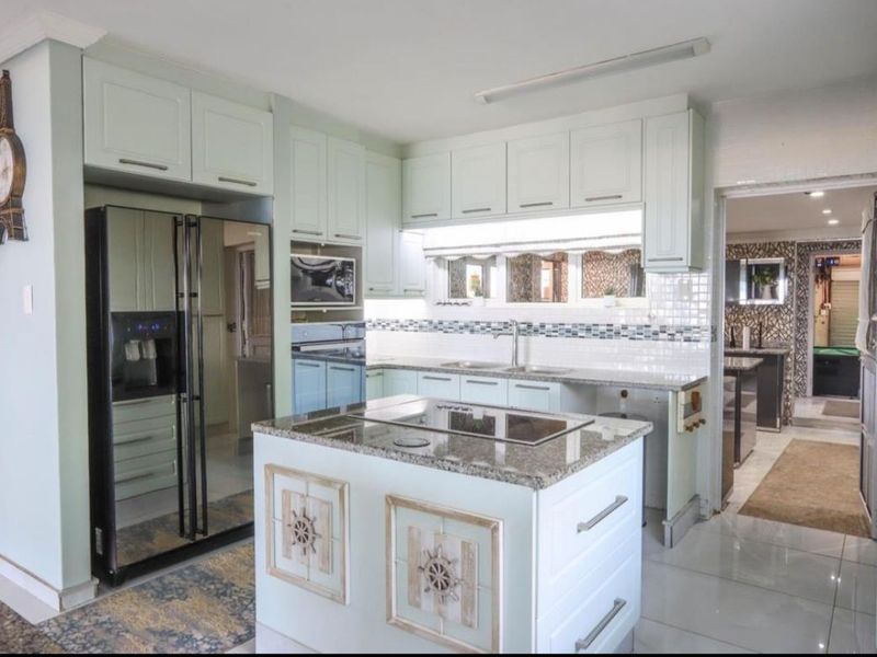 Ultra Modern Designer Home on Marine Drive "Millionaire’s Mile" - Photo 10