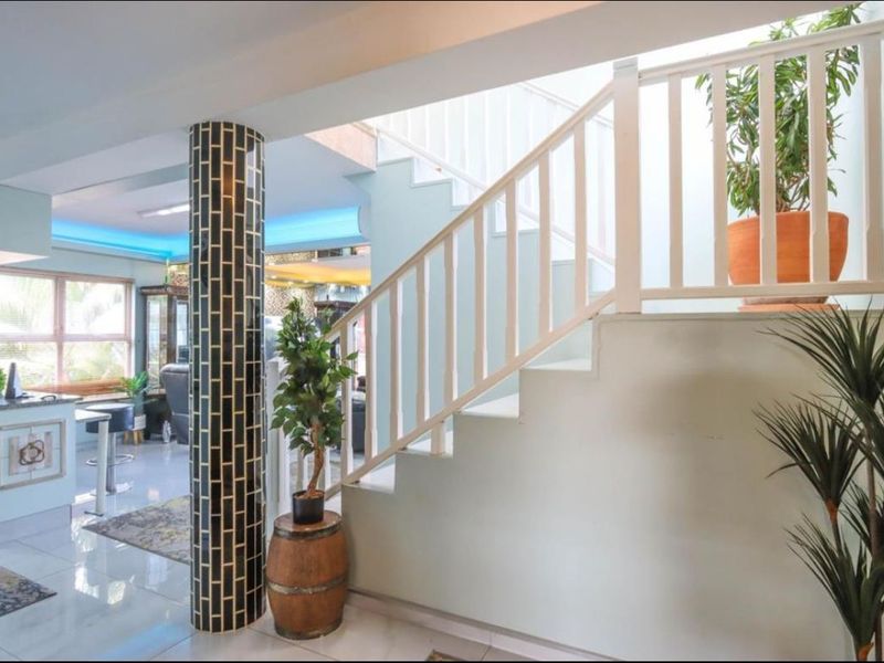 Ultra Modern Designer Home on Marine Drive "Millionaire’s Mile" - Photo 9