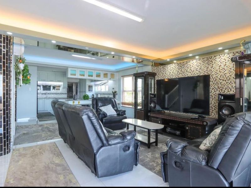 Ultra Modern Designer Home on Marine Drive "Millionaire’s Mile" - Photo 7