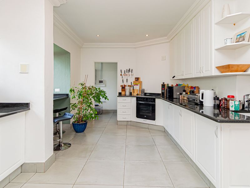 Spacious 4- bedroom family home with cottage and solar - Robin Acres - Photo 4