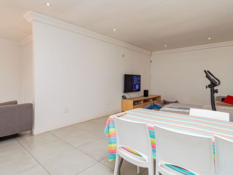 Spacious 4- bedroom family home with cottage and solar - Robin Acres - Photo 9