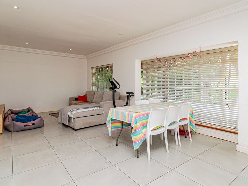 Spacious 4- bedroom family home with cottage and solar - Robin Acres - Photo 10