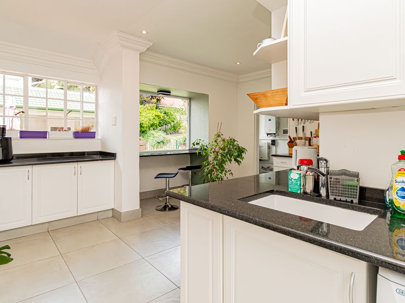 Spacious 4- bedroom family home with cottage and solar - Robin Acres - Photo 6