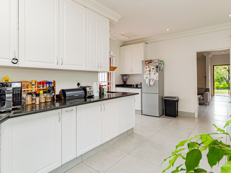 Spacious 4- bedroom family home with cottage and solar - Robin Acres - Photo 5