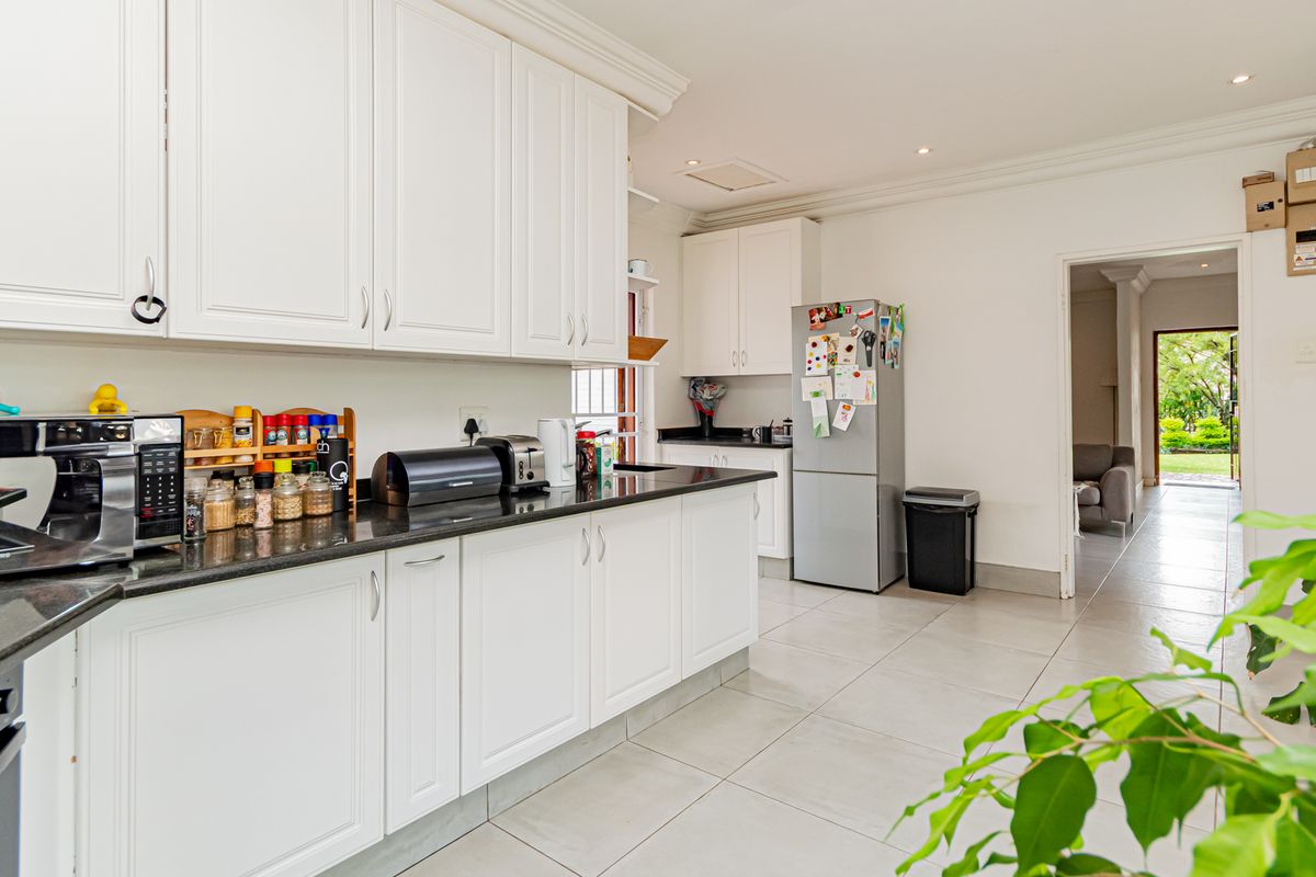 Spacious 4- bedroom family home with cottage and solar - Robin Acres - Photo 5