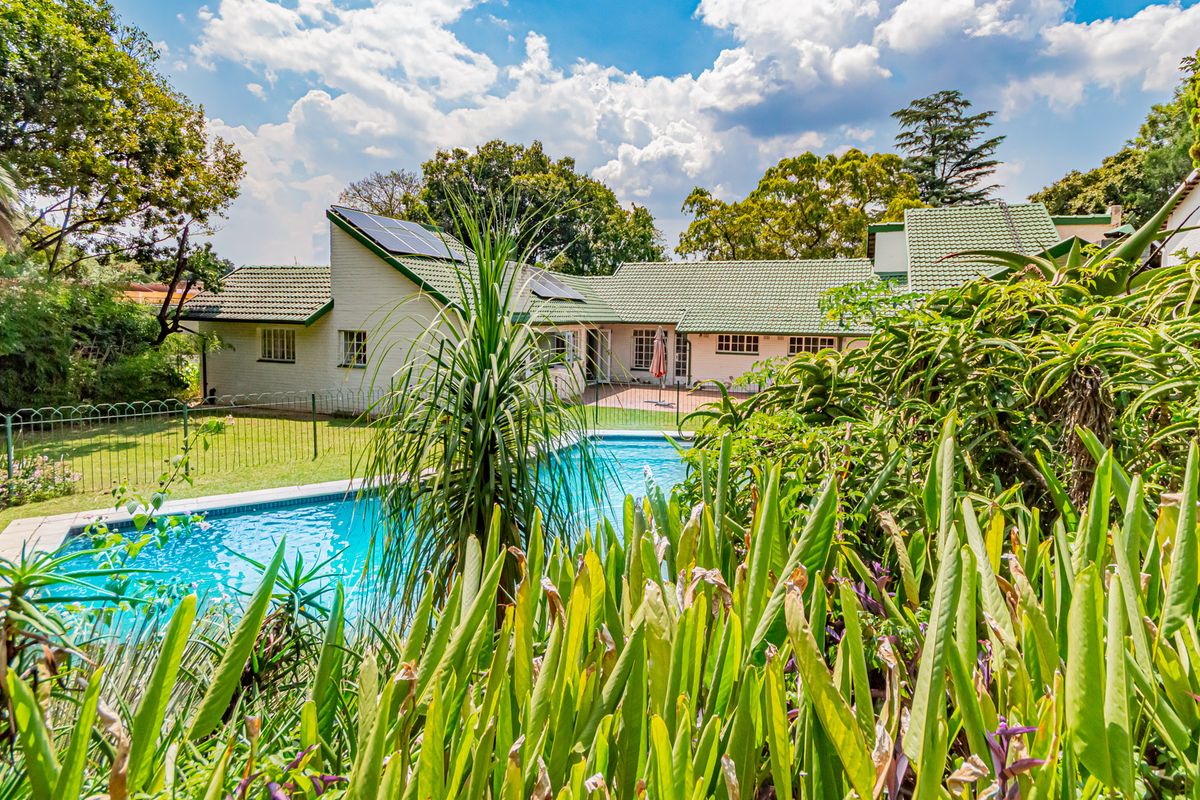 Spacious 4- bedroom family home with cottage and solar - Robin Acres - Photo 2