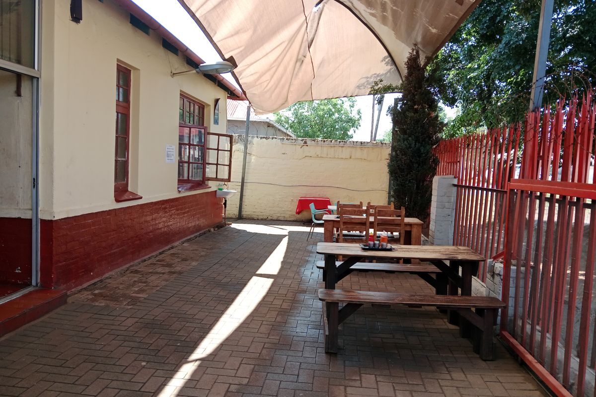 3 Bedrooms 1 Bathroom Kenilworth Gauteng - Photo 3
